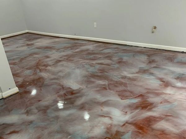 Polished epoxy floor with a marbled effect in an empty room.