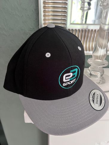 Black and gray eSport cap.