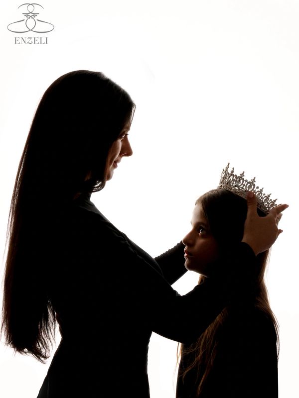 Photos with crown, crown photography, mother daughter photography, lake and white aesthetic.
