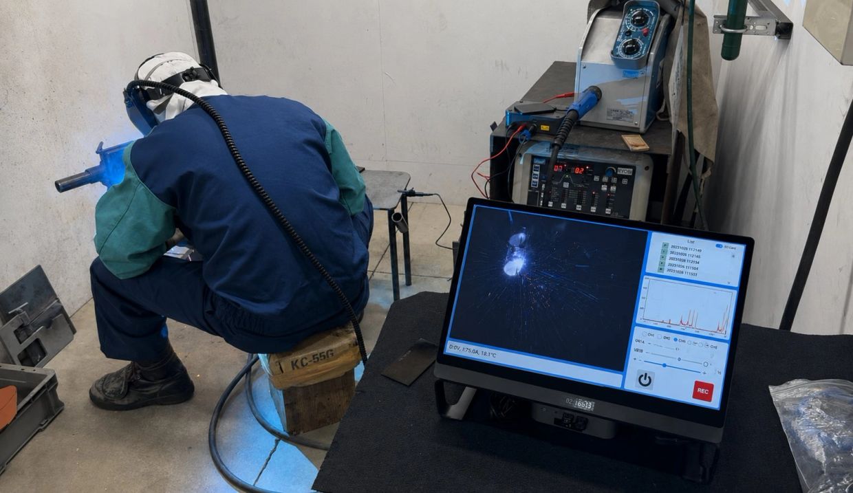 Welding operator using C-LUM real-time weld intelligence monitoring system