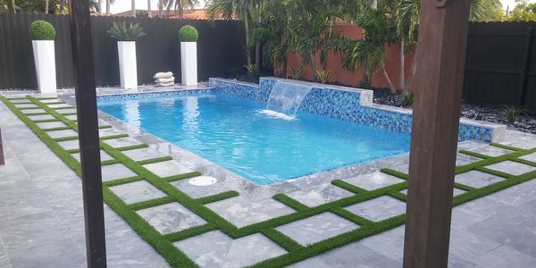 Swimming pool with fountain