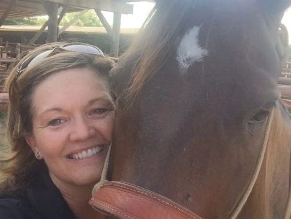 Picture of Lynn Hawkins and a horse.