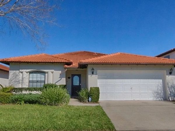 Front view of a typical villa in southwest florida
