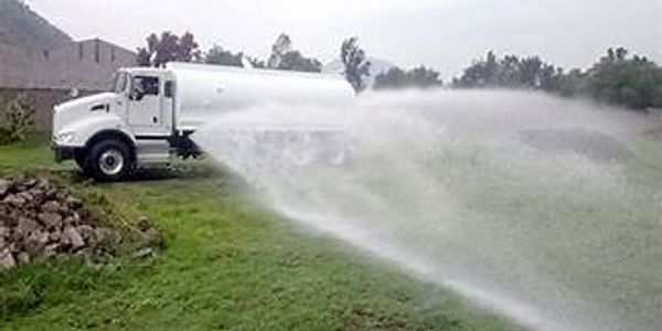 Pipas de agua con sistema de riego por aspersor y flauta 