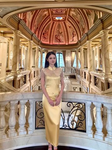Golden Magnolia - Thiết kế đầm dài form suông nhẹ, cổ Tàu truyền thống phối tay lưới thêu nổi.
