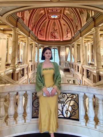Imperial Silk - Thiết kế tối giản nhưng tinh tế với điểm nhấn ren viền ngực và họa tiết dệt nổi.
