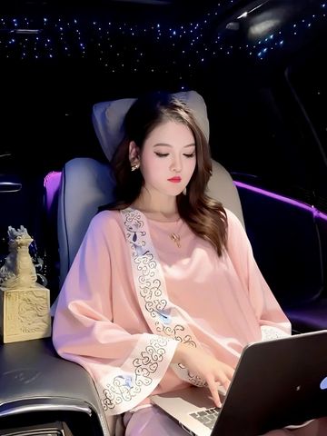 Fleur de Pêcher - Set lụa hồng pastel điểm nhấn bằng đường thêu ánh kim và họa tiết uốn lượn.
