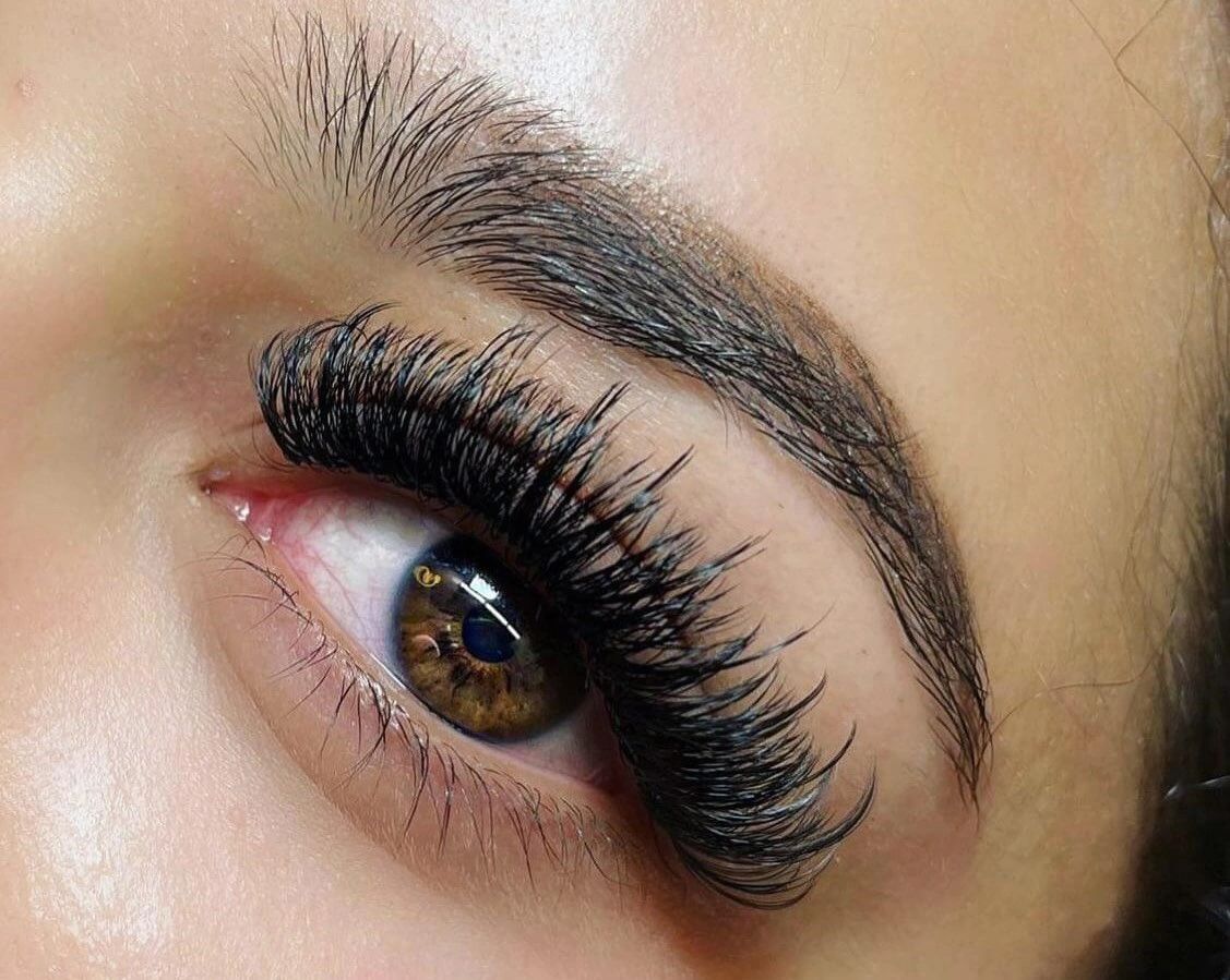 Eyelash extensions with premade spikes for a voluminous look - CIULA LASH