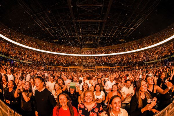 Grupo de personas sonriendo en eevento de 10 Audio en el Movistar Arena