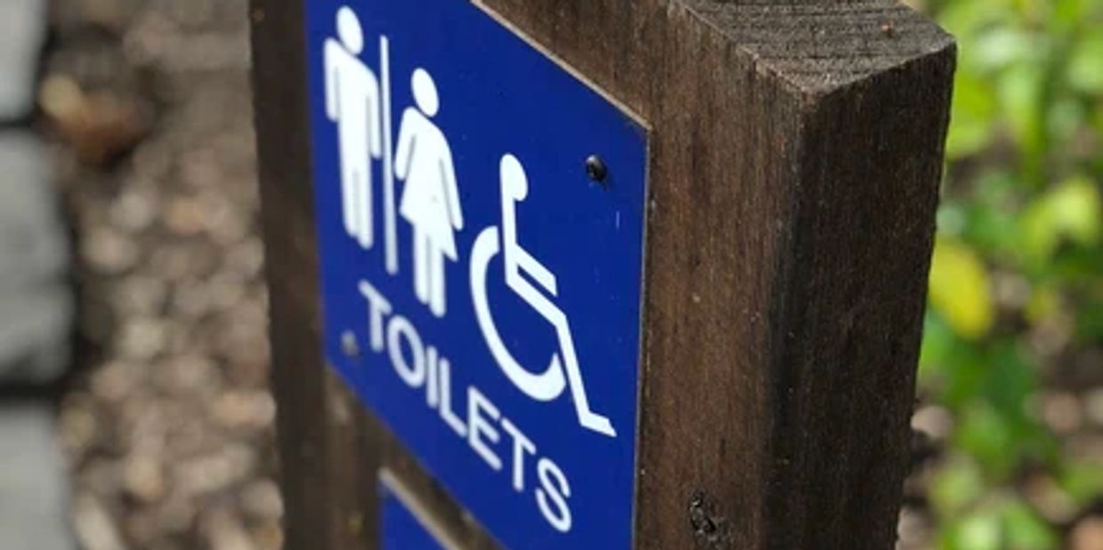 Sign to accessible toilets