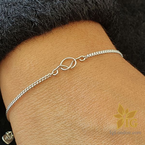 Knot charm bracelet with curb chain in the wrist 