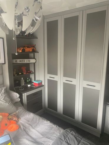 Grey fitted wardrobes sprayed
infilled with carbon fiber vinyl wrap