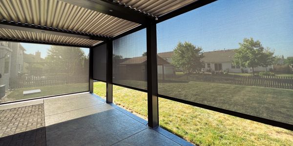 StruXure pergola, motorized screens