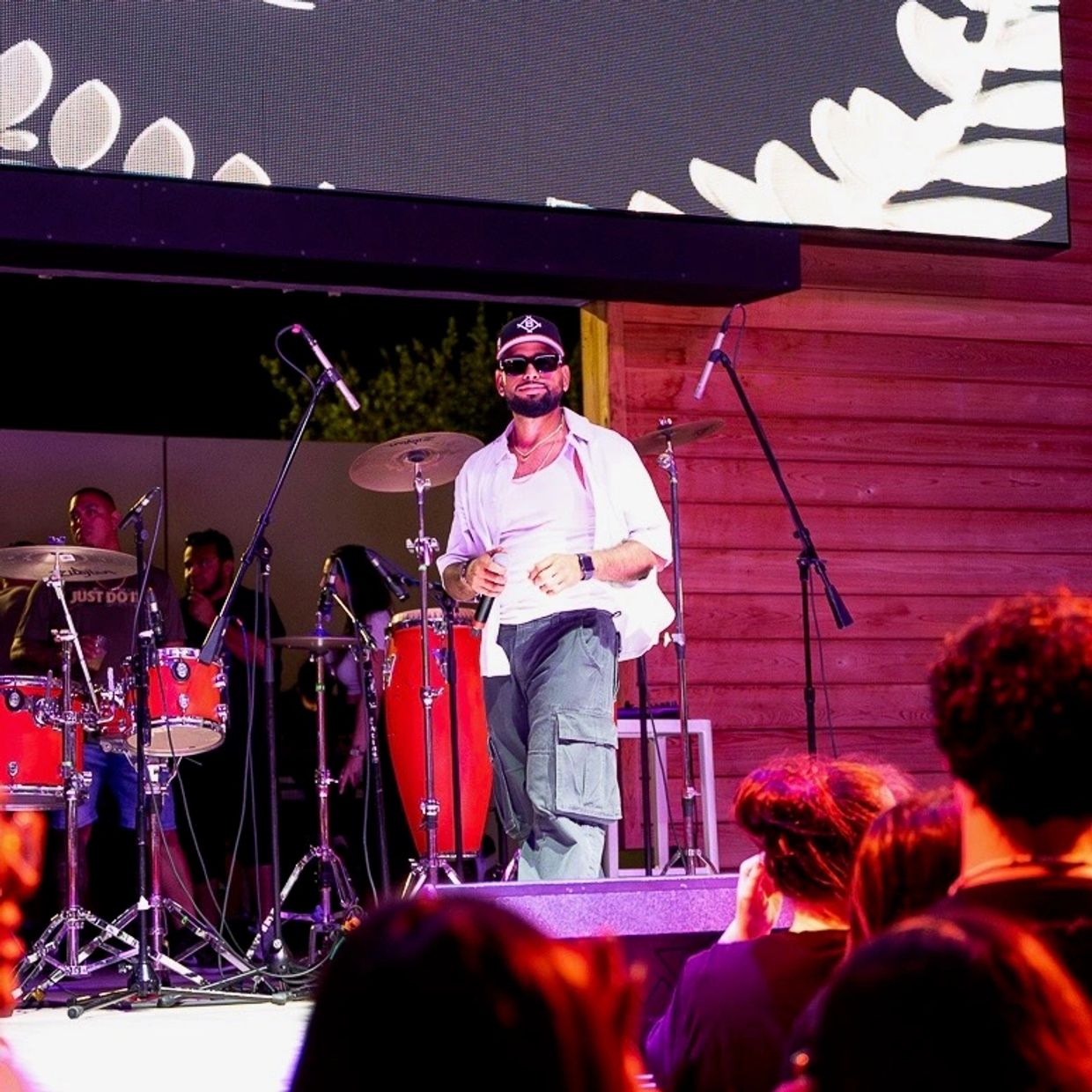 Jet Grover performing at Vivo Live Dolphin Mall (Miami)