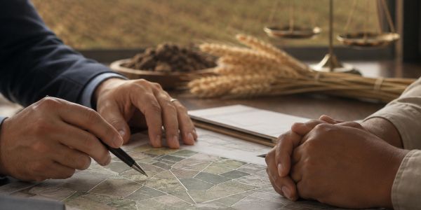 Dos personas discuten un plano o mapa.
