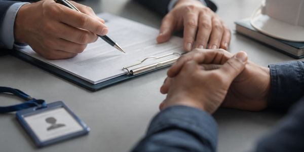 Manos durante una conversación y con documentos.