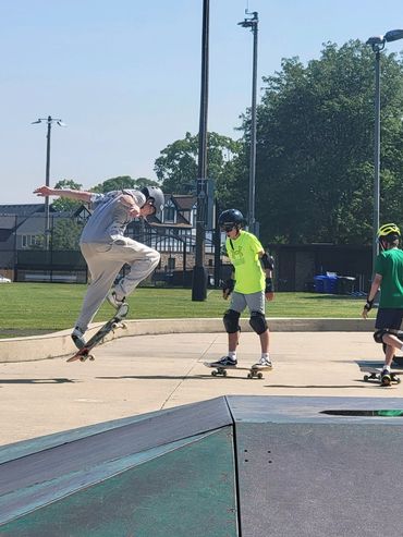 Skate Lessons Chicago coach teaching ollies at Park Ridge Skateboard Camp