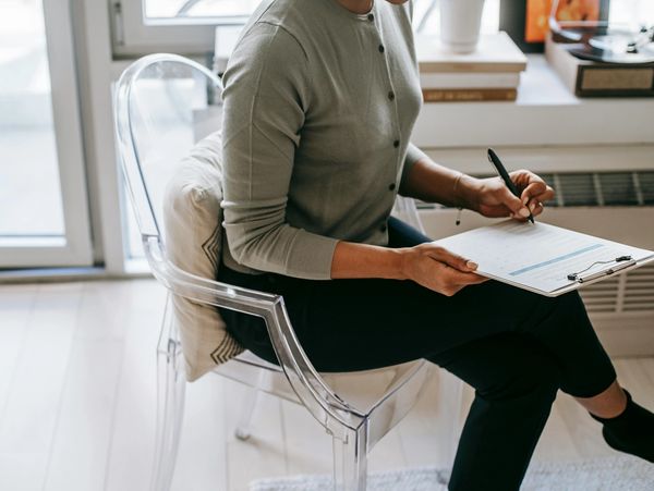 Woman completing paper questionnaire on clipboard
Photo – Alex Green on Pexels