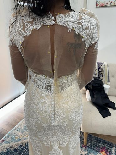 Closing open back with lace and mesh tulle. 