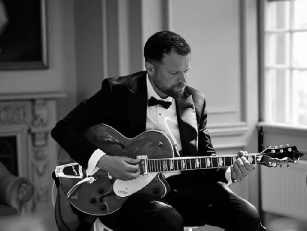 Private Guitar Tuiition UK, Luxury Live Guitarist for Hotels, Discreet Estate Music Services