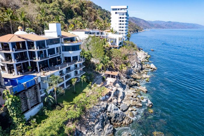 Puerto Vallarta rental Luxury waterfront homes perched on rocky cliffs by the ocean.vacation rental home in puerto vallarta mexico