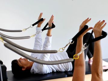 שיעור פילאטיס מכשירים  זוגי בצור יגאל - תשומת לב מלאה ודיוק תנועתי עם טל קורן