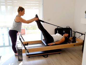 שיעור פילאטיס מכשירים  פרטי בצור יגאל - תשומת לב מלאה ודיוק תנועתי עם טל קורן