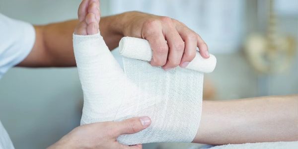 Gauze wrapping, wound care of the foot and ankle 