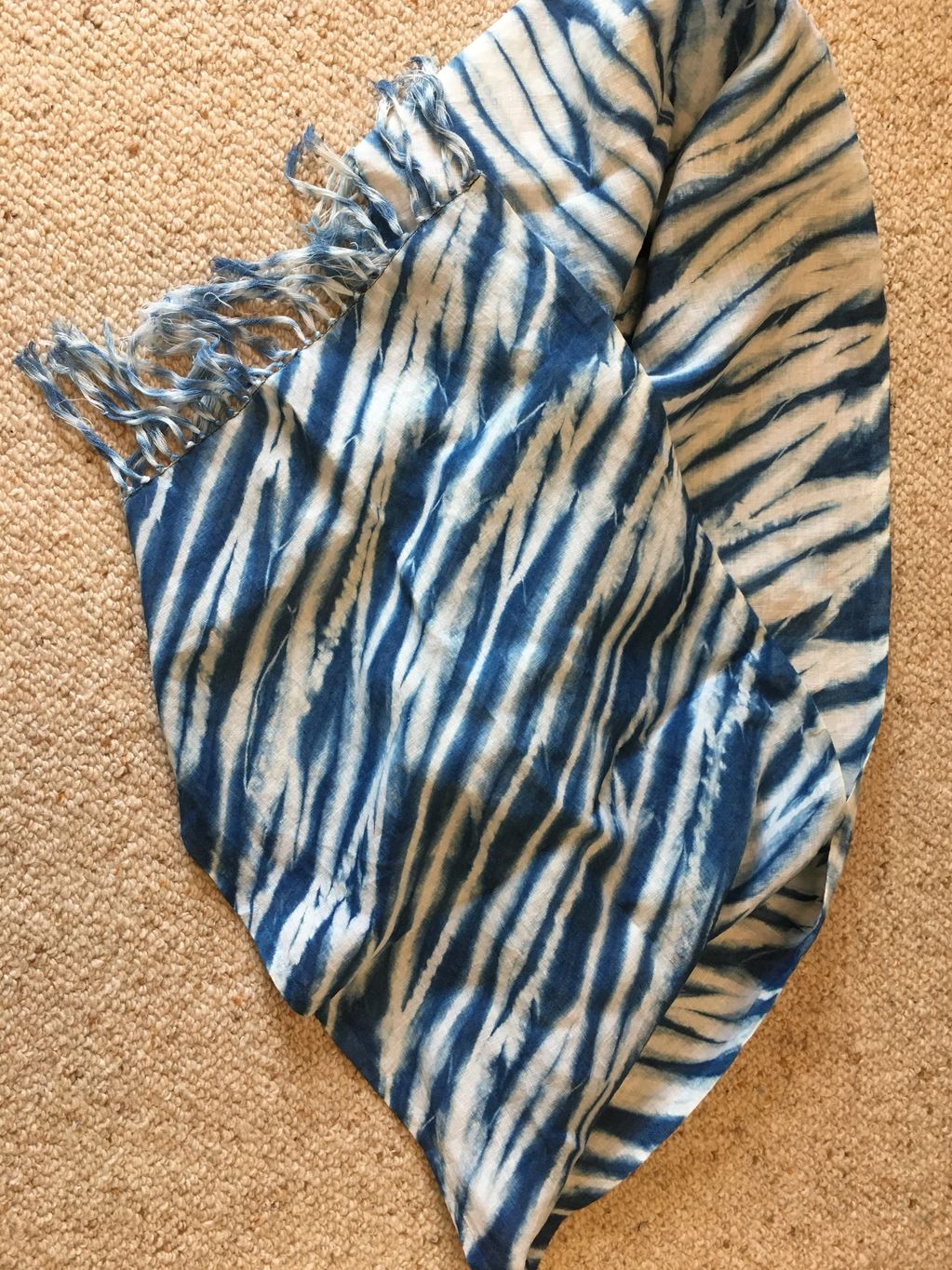 Linen scarf using Arashi shibori technique and natural indigo dye
Contact us for the price