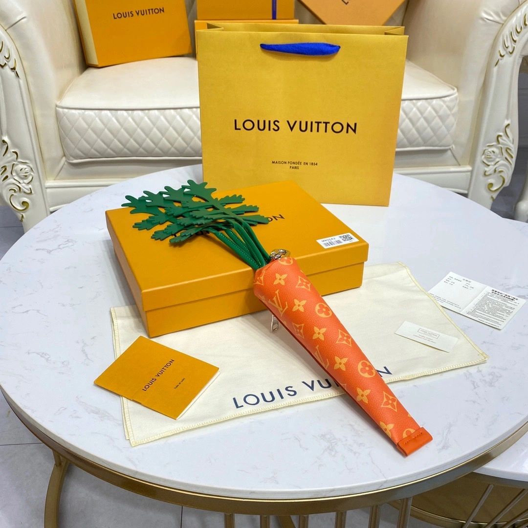 Louis Vuitton Carrot Pouch M80851