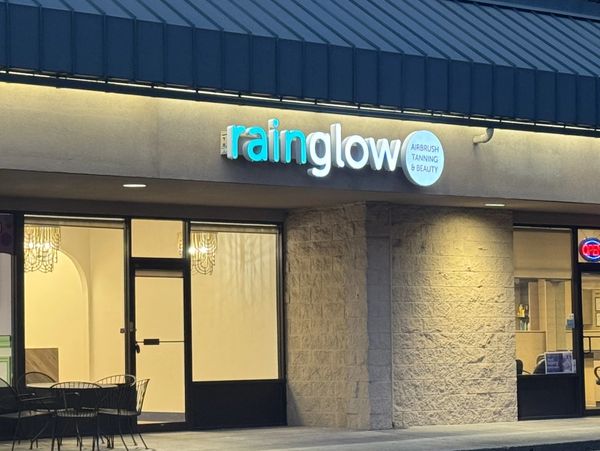 Rainglow Airbrush Tanning & Beauty Mill Creek. Best professional custom natural airbrush spray tan. 