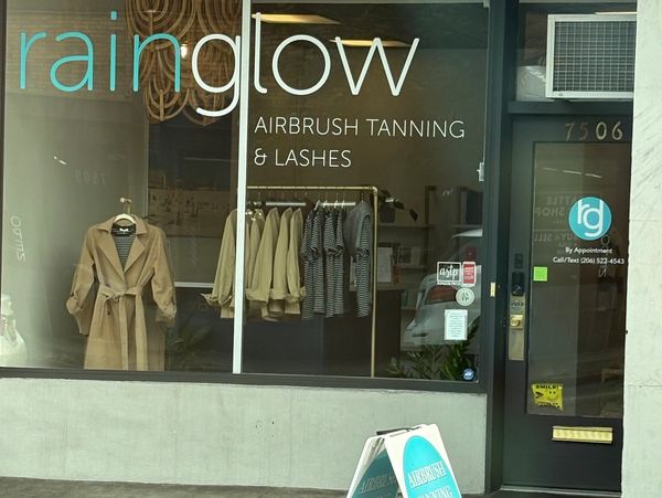 Rainglow Airbrush Tanning & Beauty Seattle. Best professional custom natural airbrush spray tan.