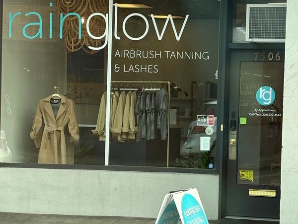 Rainglow Airbrush Tanning & Beauty Seattle. Best professional custom natural airbrush spray tan.