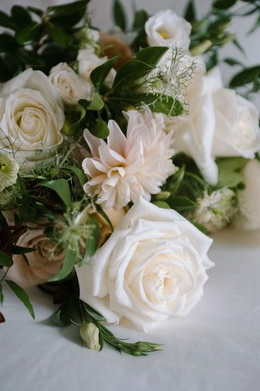 Bouquet de fleurs fraiches pour mariage à Montréal avec Dhalias, Roses, Lisianthus, Ruscus italien