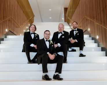 Marié et garçons d'honneur - Mariage Montréal - Fleuriste Atelier du Moulin - Boutonnières