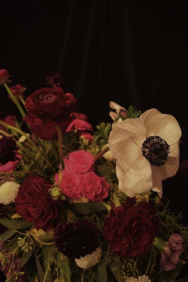 Arrangement floral pour mariage à Montreal avec Anemone, Rose, Renoncule, Scabiosa, Eucalyptus