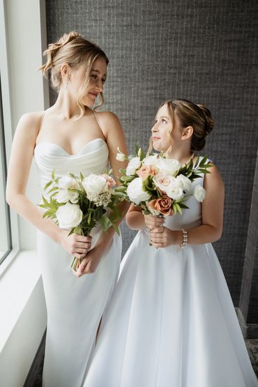 Filles d'honneur - Mariage Montréal - fleurs fraiches par Atelier du Moulin - Roses, Lisianthus