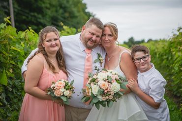 Famille mariage champêtre avec bouquet de fleurs blanc, rose, blush pêche et eucalyptus romantique
