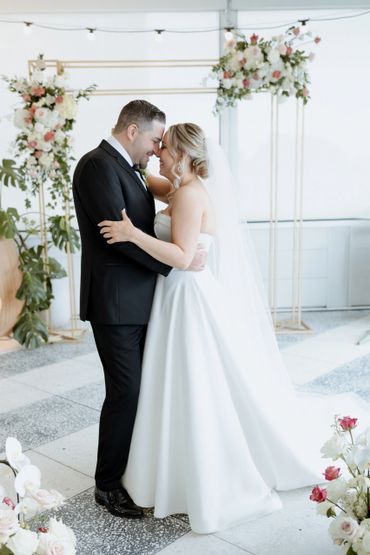 Couple de mariés Montréal - Fleuriste événementiel - Atelier du Moulin - Arche fleurs