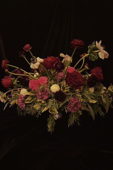 Centre de table mariage à Montreal avec Anemones Roses Renoncules de style coloré et romantique