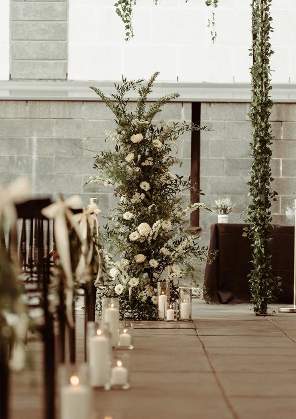 Arche de fleurs pour Mariage à Montréal version asymétrique avec verdures et fleurs blanches