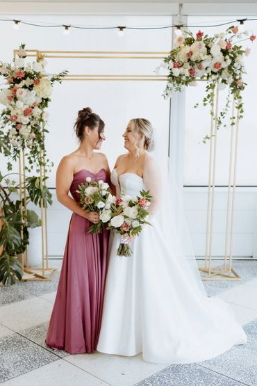 Mariée et Dame d'honneur - Fleurs naturelles - Design floral par Atelier du Moulin - Montréal