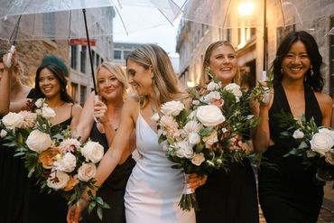 Mariée et demoiselles d'honneur avec leurs bouquets de fleurs de Roses Lisianthus et Dahlia Montreal