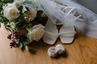 Bouquet de mariée en fleurs naturelles avec souliers, voile et bagues de mariage à Montréal