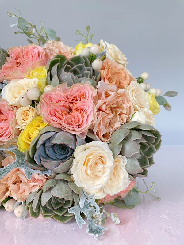 Bouquet de mariée par Atelier du Moulin - mariage thème bord de mer fleurs et succulentes