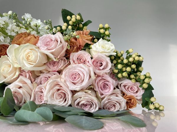 Roses blanc rose quicksand peach giroflée eucalyptus hypericum romantique doux mariage wedding bride