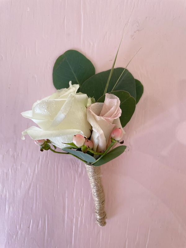 boutonniere de mariage avec rose et eucalyptus