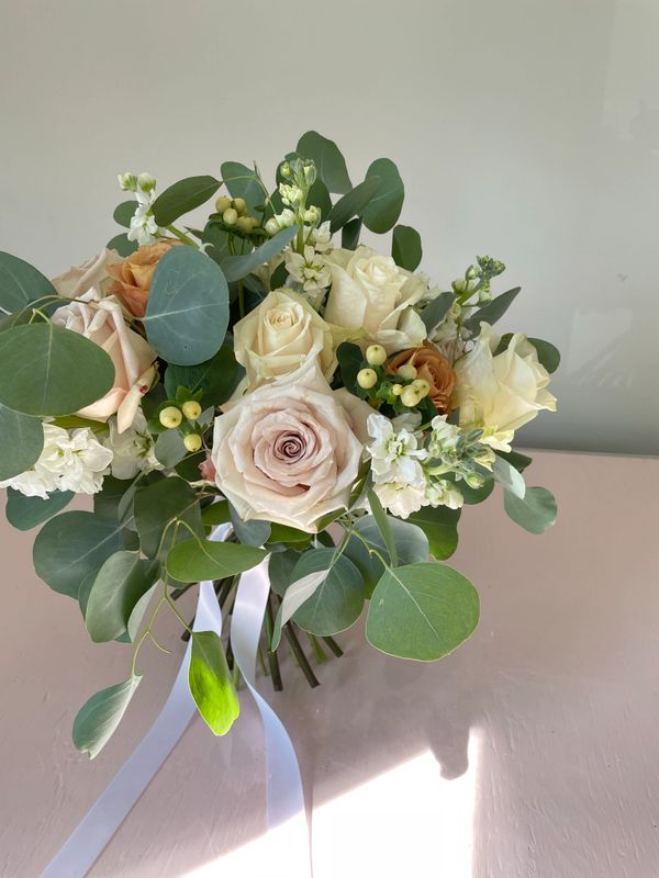 romantique mariee mariage champetre eucalyptus roses hypericum café beige bronze
