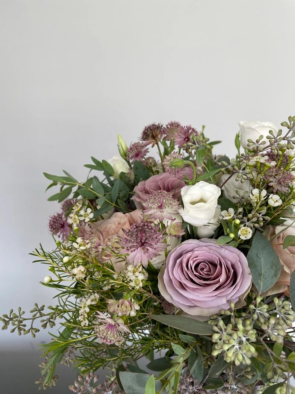 bouquet roses moderne tendance mauve et blanc lavande romantique
