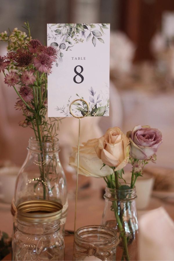 Table d'invités avec bud vases pour mariage roses astrantia wax champetre placemark soliflore
